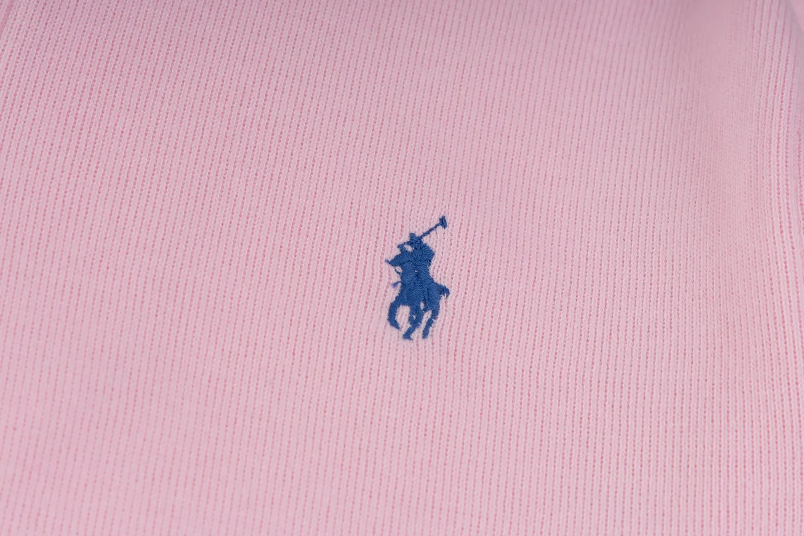P230 #R97 Ralph lauren twelve-color embroidered pony logo half-zip high-neck long-sleeved knitted sweatshirt. The same style for men and women. The new half-zip sweatshirt for couples to wear in autumn is here! This kind of sweatshirt is really popular this year, even more popular than the hooded sweatshirt. Open the zipper and it can be used as a large lapel, which makes it more fashionable. The color of the classic design of the little war horse on the chest is matched with the embroidery. The simple zipper design echoes the brand logo, so you don’t need to match too much. The sweater version is loose enough! The fabric is custom-woven and dyed 100 cotton. 320g high gram weight 100% cotton knitted cotton with a certain thickness. The fabric is soft and comfortable, and the three-dimensional fabric is full of texture. The stitching is three needles and five threads, which is beautiful and strong. The pattern is also good. Although it is loose, it does not look bulky! - It is not a popular color scheme on the street. The color is pure and highly recommended. The upper body has a particularly high rate of turning heads. Loose style. Big drop shoulder OS style. Same style for men and women. Couple wear. Versatile and practical! Color: Gray, navy, khaki, green label, oatmeal brown label, apricot, black, army green, burgundy, pink, dark gray, light blue, white. Size: S M L XL Length: 70/72/74/76 Bust: 53.5/55.5/57.5/58.5 Shoulder width: 44/45/46/47 Sleeve length: 61/62/63/64